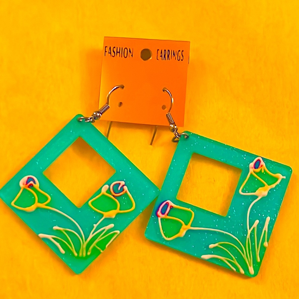 Diamond-shaped blue earrings with flower designs